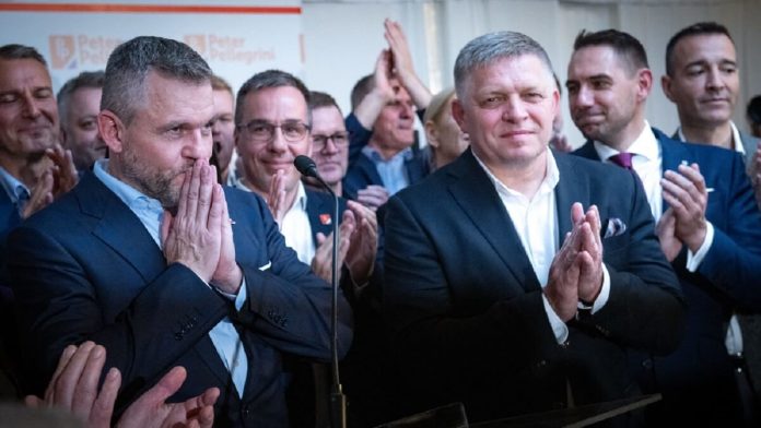 El candidato presidencial Peter Pellegrini (Izquierda) y el primer ministro eslovaco Robert Fico (Derecha) hablan con los periodistas tras el anuncio de la victoria de Pellegrini en la segunda vuelta de las elecciones presidenciales eslovacas, el 6 de abril de 2024 en Bratislava, Eslovaquia | VLADIMIR SIMICEK/AFP