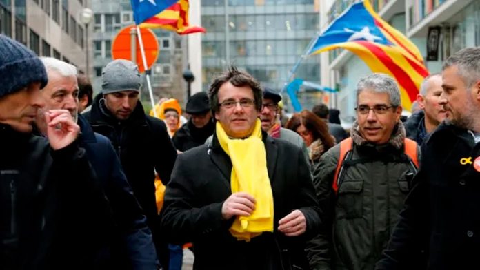 Pase lo que pase, lo increíble es que un fugado de la Justicia como Puigdemont sea el protagonista y vencedor de unas elecciones. Pase lo que pase, lo increíble es que un fugado de la Justicia como Puigdemont sea el protagonista y vencedor de unas elecciones.