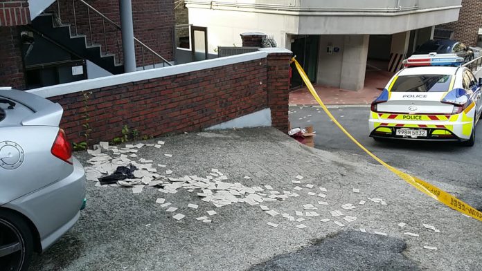Esta fotografía proporcionada por el Ministerio de Defensa de Corea del Sur muestra objetos no identificados que se cree que son basura norcoreana de globos que cruzaron la frontera intercoreana, en una calle de Seúl - Foto de Handout / Ministerio de Defensa de Corea del Sur / AFP Esta fotografía proporcionada por el Ministerio de Defensa de Corea del Sur muestra objetos no identificados que se cree que son basura norcoreana de globos que cruzaron la frontera intercoreana, en una calle de Seúl - Foto de Handout / Ministerio de Defensa de Corea del Sur / AFP