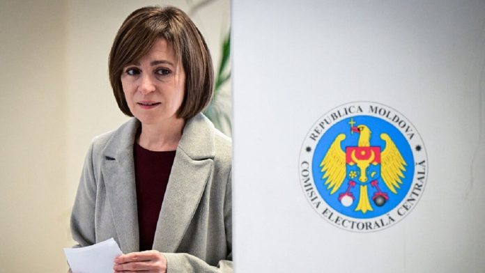 La presidenta de Moldavia y candidata del Partido de Acción y Solidaridad (PAS), Maia Sandu, se prepara para depositar su voto en las elecciones presidenciales y el referéndum sobre la adhesión a la Unión Europea, en un colegio electoral de Chisinau el 20 de octubre de 2024 - FOTO: Daniel MIHAILESCU|AFP