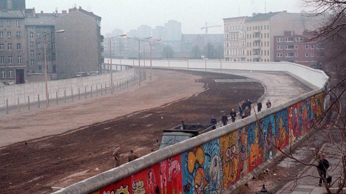 Muro de Berlín en 1986 Esta imagen del Muro de Berlín fue tomada en 1986 por Thierry Noir en Bethaniendamm en Berlín-Kreuzberg. | Wikipedia | Noir