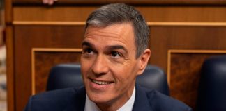 Agónico aniversario de Sánchez, rodeado de fango