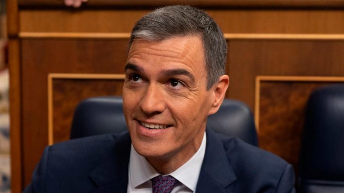 Agónico aniversario de Sánchez, rodeado de fango Agónico aniversario de Sánchez, rodeado de fango
