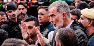 El Rey Felipe VI pidiendo calma y tratando de dialogar con los afectados por la Dana en Paiporta | Foto: EP