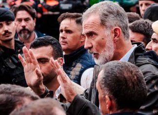 Una nación sin Estado El Rey Felipe VI pidiendo calma y tratando de dialogar con los afectados por la Dana en Paiporta | Foto: EP