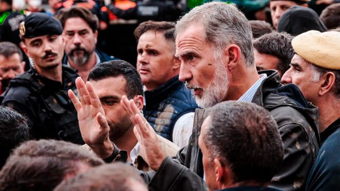 El Rey Felipe VI en Paiporta | Foto: EP El Rey Felipe VI pidiendo calma y tratando de dialogar con los afectados por la Dana en Paiporta | Foto: EP