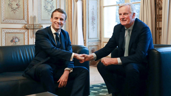 Emmanuel Macron y Michel Barnier Emmanuel Macron y Michel Barnier
