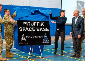La base de Thule se rebautizó como base espacial Pituffik por el jefe de la Fuerza Espacial, general Saltzman, la ministra de Exteriores de Groenlandia, Vivian Motzfeldt, y el embajador de Washington en Dinamarca, Alan Leventhal - PHOTO/US SpaceForce-Kaitlin Castillo