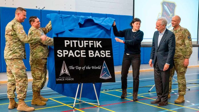 La base de Thule se rebautizó como base espacial Pituffik por el jefe de la Fuerza Espacial, general Saltzman, la ministra de Exteriores de Groenlandia, Vivian Motzfeldt, y el embajador de Washington en Dinamarca, Alan Leventhal - PHOTO/US SpaceForce-Kaitlin Castillo