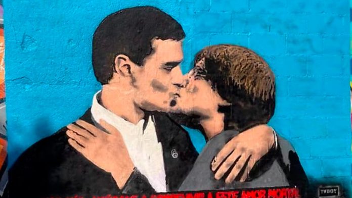 Graffiti de Sánchez y Puigdemont besándose