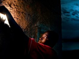 Encendiendo el futuro, imagen ganadora del primer premio del concurso Objetivo África 2012. Imagen: © Alfonso Elvira.