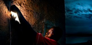 Encendiendo el futuro, imagen ganadora del primer premio del concurso Objetivo África 2012. Imagen: © Alfonso Elvira.