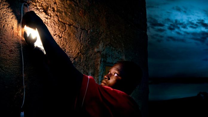 Encendiendo el futuro, imagen ganadora del primer premio del concurso Objetivo África 2012. Imagen: © Alfonso Elvira.