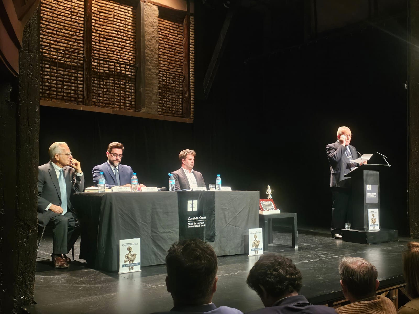 Abel Cádiz presentando el acto del I Quijote de Plata de Fundación Emprendedores.