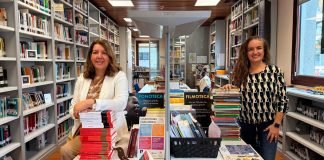 (I-D) Estefanía Calcines y Loly Betancor en la mediateca de Casa África