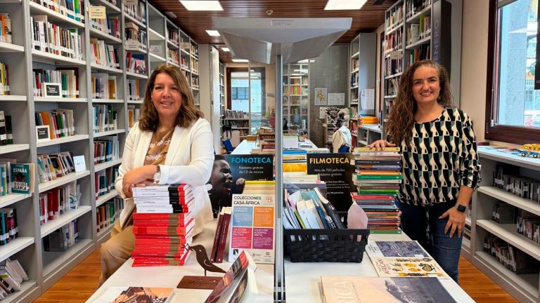 (I-D) Estefanía Calcines y Loly Betancor en la mediateca de Casa África