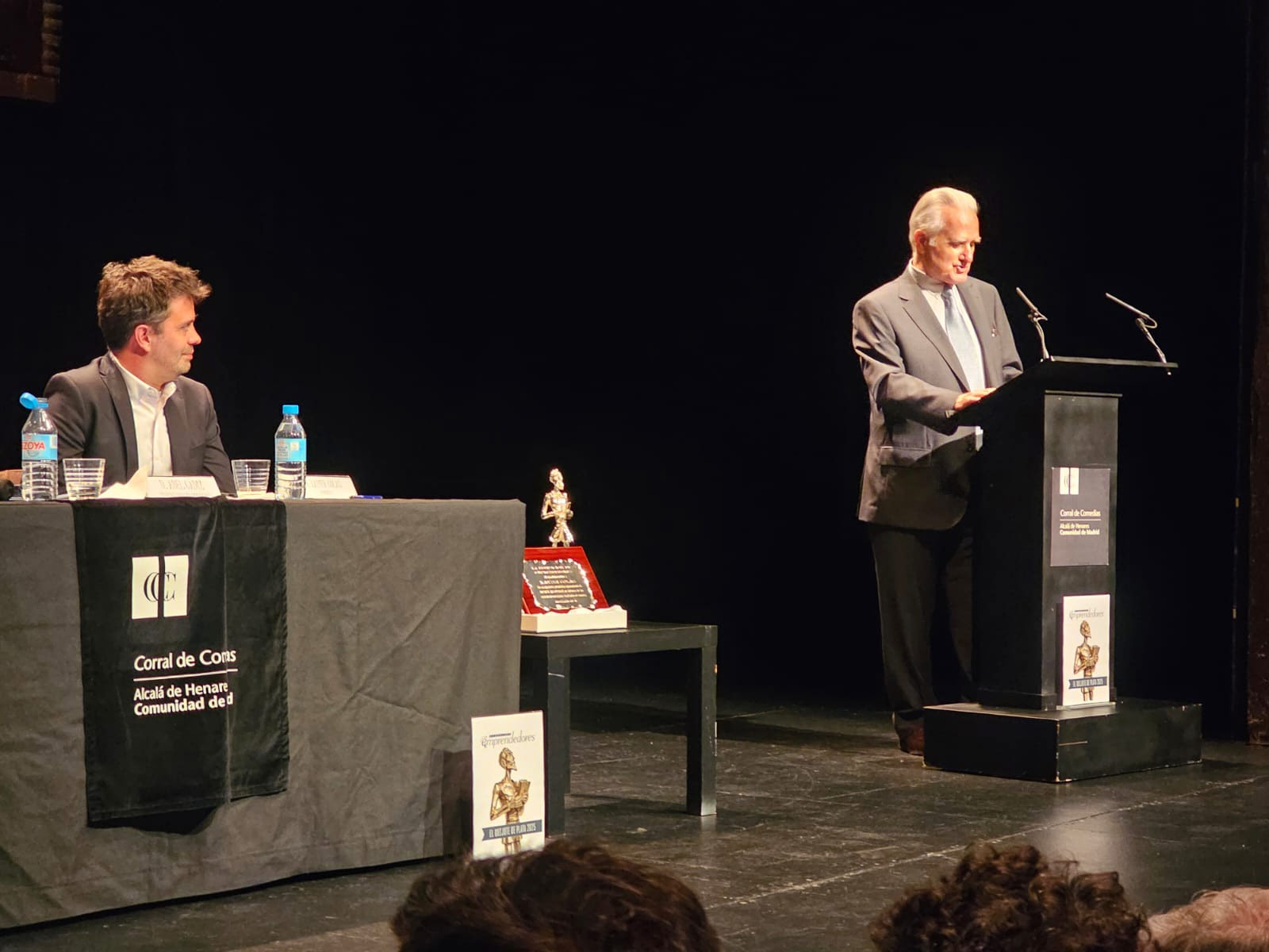 Xavier Colás atento a la brillante intervención de Jesús Calvo, Patrono de Fundación Emprendedores