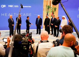 El presidente de Estados Unidos, Donald Trump, asiste a un foro empresarial en Qasr Al Watan durante la última escala de su visita al Golfo, en Abu Dabi, Emiratos Árabes Unidos - REUTERS/AMR ALFIKY