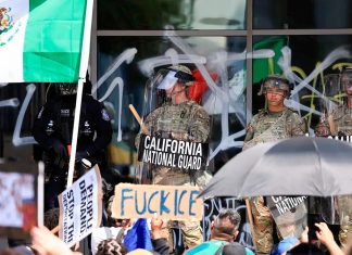 Manifestantes se reúnen mientras miembros de la Guardia Nacional de California se encuentran frente al Edificio Federal Edward R. Roybal, tras su despliegue por el presidente estadounidense Donald Trump, en respuesta a las protestas contra las redadas migratorias, en Los Ángeles, California, EE. UU., el 9 de junio de 2025 | FOTO: REUTERS/DAVID SWANSON