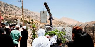 Drusos, la poderosa minoría aliada de Israel Drusos observan cómo el Ejército israelí coloca un muro de hormigón en la línea de alto el fuego entre los Altos del Golán ocupados por Israel y Siria, en medio del conflicto en curso en las zonas drusas de Siria, en Majdal Shams, el 17 de julio de 2025 - REUTERS/ AMMAR AWAD