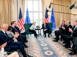 El presidente de Estados Unidos, Donald Trump, estrecha la mano de la presidenta de la Comisión Europea, Ursula von der Leyen, mientras el secretario de Comercio estadounidense, Howard Lutnick, el representante comercial, Jamieson Greer, y el subjefe de gabinete de la Casa Blanca, Stephen Miller, aplauden, tras el anuncio de un acuerdo comercial entre Estados Unidos y la UE, en Turnberry, Escocia, Reino Unido, el 27 de julio de 2025 - REUTERS/ EVELYN HOCKSTEIN