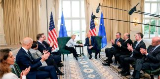 El emperador puso en su sitio a la colonia europea El presidente de Estados Unidos, Donald Trump, estrecha la mano de la presidenta de la Comisión Europea, Ursula von der Leyen, mientras el secretario de Comercio estadounidense, Howard Lutnick, el representante comercial, Jamieson Greer, y el subjefe de gabinete de la Casa Blanca, Stephen Miller, aplauden, tras el anuncio de un acuerdo comercial entre Estados Unidos y la UE, en Turnberry, Escocia, Reino Unido, el 27 de julio de 2025 - REUTERS/ EVELYN HOCKSTEIN