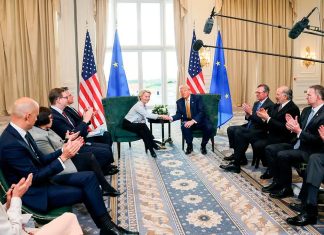 El presidente de Estados Unidos, Donald Trump, estrecha la mano de la presidenta de la Comisión Europea, Ursula von der Leyen, mientras el secretario de Comercio estadounidense, Howard Lutnick, el representante comercial, Jamieson Greer, y el subjefe de gabinete de la Casa Blanca, Stephen Miller, aplauden, tras el anuncio de un acuerdo comercial entre Estados Unidos y la UE, en Turnberry, Escocia, Reino Unido, el 27 de julio de 2025 - REUTERS/ EVELYN HOCKSTEIN